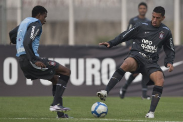 Moacir e Ralf durante o treino do Corinthians, realizado esta tarde no CT Joaquim Grava, no Parque Ecol�gico do Tiete. O pr�ximo jogo da equipe, ser� amanh�, quarta-feira, dia 29/09, contra o Botafogo, no Pacaembu, pela 26. a rodada do Campeonato Brasileiro de 2010
