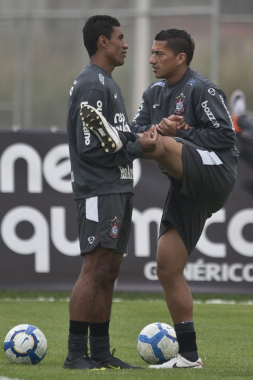 Paulinho e Ralf durante o treino do Corinthians, realizado esta tarde no CT Joaquim Grava, no Parque Ecol�gico do Tiete. O pr�ximo jogo da equipe, ser� amanh�, quarta-feira, dia 29/09, contra o Botafogo, no Pacaembu, pela 26. a rodada do Campeonato Brasileiro de 2010