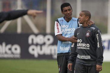 Paulinho e Roberto Carlos durante o treino do Corinthians, realizado esta tarde no CT Joaquim Grava, no Parque Ecol�gico do Tiete. O pr�ximo jogo da equipe, ser� amanh�, quarta-feira, dia 29/09, contra o Botafogo, no Pacaembu, pela 26. a rodada do Campeonato Brasileiro de 2010