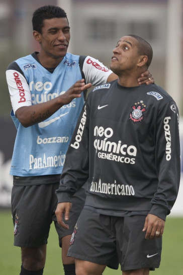 Paulinho e Roberto Carlos durante o treino do Corinthians, realizado esta tarde no CT Joaquim Grava, no Parque Ecol�gico do Tiete. O pr�ximo jogo da equipe, ser� amanh�, quarta-feira, dia 29/09, contra o Botafogo, no Pacaembu, pela 26. a rodada do Campeonato Brasileiro de 2010