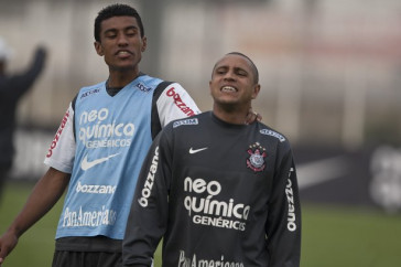 Paulinho e Roberto Carlos durante o treino do Corinthians, realizado esta tarde no CT Joaquim Grava, no Parque Ecol�gico do Tiete. O pr�ximo jogo da equipe, ser� amanh�, quarta-feira, dia 29/09, contra o Botafogo, no Pacaembu, pela 26. a rodada do Campeonato Brasileiro de 2010