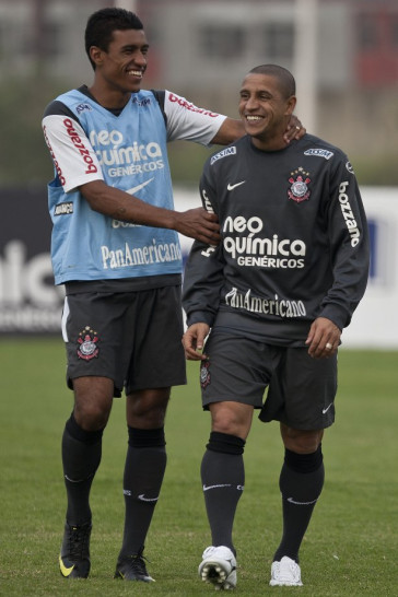 Paulinho e Roberto Carlos durante o treino do Corinthians, realizado esta tarde no CT Joaquim Grava, no Parque Ecol�gico do Tiete. O pr�ximo jogo da equipe, ser� amanh�, quarta-feira, dia 29/09, contra o Botafogo, no Pacaembu, pela 26. a rodada do Campeonato Brasileiro de 2010