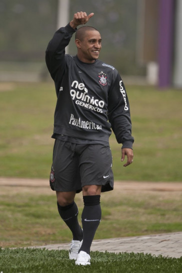 Roberto Carlos durante o treino do Corinthians, realizado esta tarde no CT Joaquim Grava, no Parque Ecol�gico do Tiete. O pr�ximo jogo da equipe, ser� amanh�, quarta-feira, dia 29/09, contra o Botafogo, no Pacaembu, pela 26. a rodada do Campeonato Brasileiro de 2010
