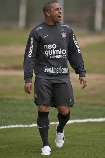 Roberto Carlos durante o treino do Corinthians, realizado esta tarde no CT Joaquim Grava, no Parque Ecol�gico do Tiete. O pr�ximo jogo da equipe, ser� amanh�, quarta-feira, dia 29/09, contra o Botafogo, no Pacaembu, pela 26. a rodada do Campeonato Brasileiro de 2010