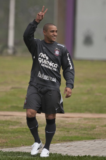 Roberto Carlos durante o treino do Corinthians, realizado esta tarde no CT Joaquim Grava, no Parque Ecol�gico do Tiete. O pr�ximo jogo da equipe, ser� amanh�, quarta-feira, dia 29/09, contra o Botafogo, no Pacaembu, pela 26. a rodada do Campeonato Brasileiro de 2010