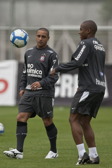 Roberto Carlos e Elias durante o treino do Corinthians, realizado esta tarde no CT Joaquim Grava, no Parque Ecol�gico do Tiete. O pr�ximo jogo da equipe, ser� amanh�, quarta-feira, dia 29/09, contra o Botafogo, no Pacaembu, pela 26. a rodada do Campeonato Brasileiro de 2010