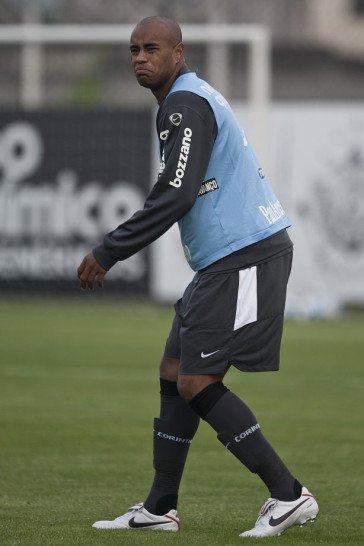 Thiago Heleno durante o treino do Corinthians, realizado esta tarde no CT Joaquim Grava, no Parque Ecol�gico do Tiete. O pr�ximo jogo da equipe, ser� amanh�, quarta-feira, dia 29/09, contra o Botafogo, no Pacaembu, pela 26. a rodada do Campeonato Brasileiro de 2010