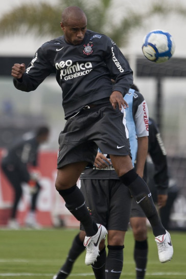 Thiago Heleno durante o treino do Corinthians, realizado esta tarde no CT Joaquim Grava, no Parque Ecol�gico do Tiete. O pr�ximo jogo da equipe, ser� amanh�, quarta-feira, dia 29/09, contra o Botafogo, no Pacaembu, pela 26. a rodada do Campeonato Brasileiro de 2010