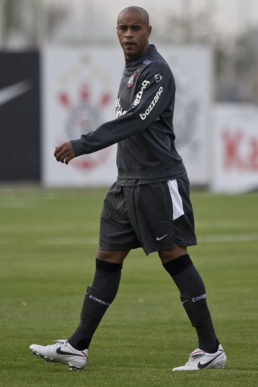 Thiago Heleno durante o treino do Corinthians, realizado esta tarde no CT Joaquim Grava, no Parque Ecol�gico do Tiete. O pr�ximo jogo da equipe, ser� amanh�, quarta-feira, dia 29/09, contra o Botafogo, no Pacaembu, pela 26. a rodada do Campeonato Brasileiro de 2010