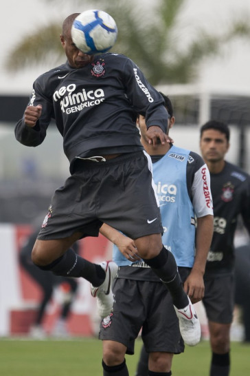 Thiago Heleno durante o treino do Corinthians, realizado esta tarde no CT Joaquim Grava, no Parque Ecol�gico do Tiete. O pr�ximo jogo da equipe, ser� amanh�, quarta-feira, dia 29/09, contra o Botafogo, no Pacaembu, pela 26. a rodada do Campeonato Brasileiro de 2010