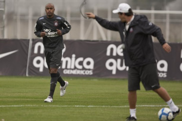 Thiago Heleno e Adilson Batista durante o treino do Corinthians, realizado esta tarde no CT Joaquim Grava, no Parque Ecol�gico do Tiete. O pr�ximo jogo da equipe, ser� amanh�, quarta-feira, dia 29/09, contra o Botafogo, no Pacaembu, pela 26. a rodada do Campeonato Brasileiro de 2010