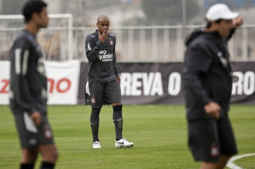 Thiago Heleno(c) durante o treino do Corinthians, realizado esta tarde no CT Joaquim Grava, no Parque Ecol�gico do Tiete. O pr�ximo jogo da equipe, ser� amanh�, quarta-feira, dia 29/09, contra o Botafogo, no Pacaembu, pela 26. a rodada do Campeonato Brasileiro de 2010