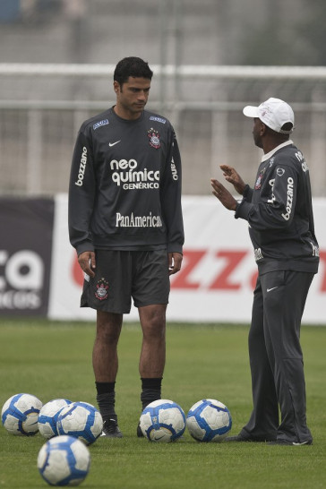 Willian e o auxliar de Adilson Batista, Ivair Jr., durante o treino do Corinthians, realizado esta tarde no CT Joaquim Grava, no Parque Ecol�gico do Tiete. O pr�ximo jogo da equipe, ser� amanh�, quarta-feira, dia 29/09, contra o Botafogo, no Pacaembu, pela 26. a rodada do Campeonato Brasileiro de 2010