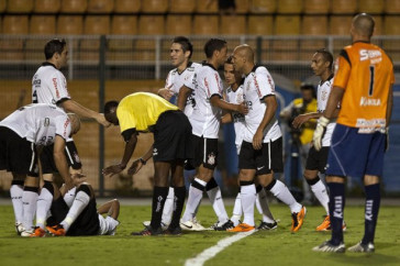 Jogadores comemoram gol de Liedson, o terceiro do Corinthians durante a partida entre Corinthians x Ituano/Itu, como complemento da 6� rodada do Campeonato Paulista de 2011, realizada esta noite no est�dio do Pacaembu