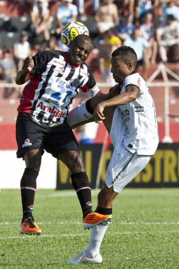 Baiano e Luis Ramirez durante a partida entre Paulista/Jundia� x Corinthians, 8� rodada do Campeonato Paulista de 2011, realizada esta tarde no est�dio Jaime Cintra , na cidade de Jundia�/SP. Jundia�/SP//Brasil