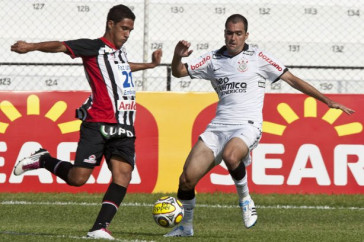 Eli Sabia e Danilo durante a partida entre Paulista/Jundia� x Corinthians, 8� rodada do Campeonato Paulista de 2011, realizada esta tarde no est�dio Jaime Cintra , na cidade de Jundia�/SP. Jundia�/SP//Brasil