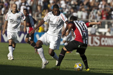 Jucilei e Barbosa durante a partida entre Paulista/Jundia� x Corinthians, 8� rodada do Campeonato Paulista de 2011, realizada esta tarde no est�dio Jaime Cintra , na cidade de Jundia�/SP. Jundia�/SP//Brasil