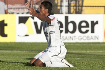 Paulinho durante a partida entre Paulista/Jundia� x Corinthians, 8� rodada do Campeonato Paulista de 2011, realizada esta tarde no est�dio Jaime Cintra , na cidade de Jundia�/SP. Jundia�/SP//Brasil