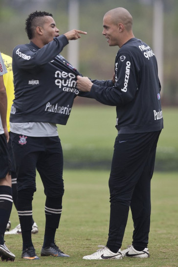 Dentinho brinca com Julio Cesar durante o treino do Corinthians esta tarde no CT Joaquim Grava, Parque Ecol�gico do Tiete. O time se prepara para o jogo contra o Linense, s�bado, dia 05/03, no est�dio Gilberto Lopes, em Lins/SP, pela 11� rodada do Campeonato Paulista 2011