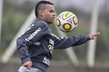 Dentinho durante o treino do Corinthians esta tarde no CT Joaquim Grava, Parque Ecol�gico do Tiete. O time se prepara para o jogo contra o Linense, s�bado, dia 05/03, no est�dio Gilberto Lopes, em Lins/SP, pela 11� rodada do Campeonato Paulista 2011