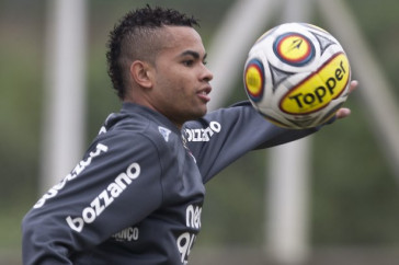 Dentinho durante o treino do Corinthians esta tarde no CT Joaquim Grava, Parque Ecol�gico do Tiete. O time se prepara para o jogo contra o Linense, s�bado, dia 05/03, no est�dio Gilberto Lopes, em Lins/SP, pela 11� rodada do Campeonato Paulista 2011