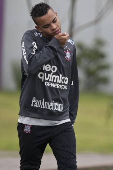 Dentinho durante o treino do Corinthians esta tarde no CT Joaquim Grava, Parque Ecol�gico do Tiete. O time se prepara para o jogo contra o Linense, s�bado, dia 05/03, no est�dio Gilberto Lopes, em Lins/SP, pela 11� rodada do Campeonato Paulista 2011