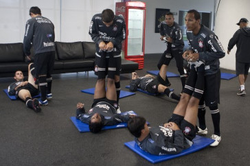 Jogadore fazendo alongamento durante o treino do Corinthians esta tarde no CT Joaquim Grava, Parque Ecol�gico do Tiete. O time se prepara para o jogo contra o Linense, s�bado, dia 05/03, no est�dio Gilberto Lopes, em Lins/SP, pela 11� rodada do Campeonato Paulista 2011