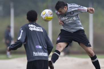 Leandro Cast�n durante o treino do Corinthians esta tarde no CT Joaquim Grava, Parque Ecol�gico do Tiete. O time se prepara para o jogo contra o Linense, s�bado, dia 05/03, no est�dio Gilberto Lopes, em Lins/SP, pela 11� rodada do Campeonato Paulista 2011