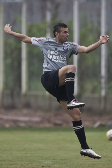 Leandro Cast�n durante o treino do Corinthians esta tarde no CT Joaquim Grava, Parque Ecol�gico do Tiete. O time se prepara para o jogo contra o Linense, s�bado, dia 05/03, no est�dio Gilberto Lopes, em Lins/SP, pela 11� rodada do Campeonato Paulista 2011