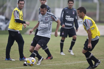 Leandro Cast�n e Morais durante o treino do Corinthians esta tarde no CT Joaquim Grava, Parque Ecol�gico do Tiete. O time se prepara para o jogo contra o Linense, s�bado, dia 05/03, no est�dio Gilberto Lopes, em Lins/SP, pela 11� rodada do Campeonato Paulista 2011