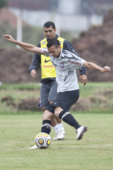 Leandro Cast�n e o auxiliar Fabio Carille durante o treino do Corinthians esta tarde no CT Joaquim Grava, Parque Ecol�gico do Tiete. O time se prepara para o jogo contra o Linense, s�bado, dia 05/03, no est�dio Gilberto Lopes, em Lins/SP, pela 11� rodada do Campeonato Paulista 2011