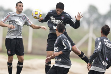 Leandro Cast�n e Wallace durante o treino do Corinthians esta tarde no CT Joaquim Grava, Parque Ecol�gico do Tiete. O time se prepara para o jogo contra o Linense, s�bado, dia 05/03, no est�dio Gilberto Lopes, em Lins/SP, pela 11� rodada do Campeonato Paulista 2011