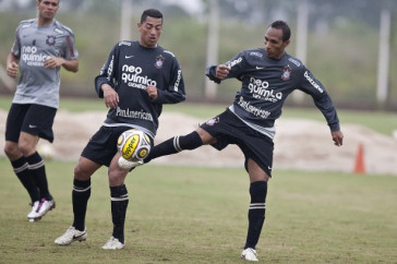 Leandro Cast�n; Ralf e Liedson durante o treino do Corinthians esta tarde no CT Joaquim Grava, Parque Ecol�gico do Tiete. O time se prepara para o jogo contra o Linense, s�bado, dia 05/03, no est�dio Gilberto Lopes, em Lins/SP, pela 11� rodada do Campeonato Paulista 2011
