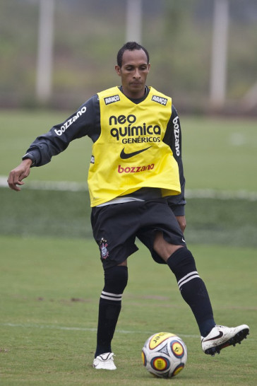 Liedson durante o treino do Corinthians esta tarde no CT Joaquim Grava, Parque Ecol�gico do Tiete. O time se prepara para o jogo contra o Linense, s�bado, dia 05/03, no est�dio Gilberto Lopes, em Lins/SP, pela 11� rodada do Campeonato Paulista 2011