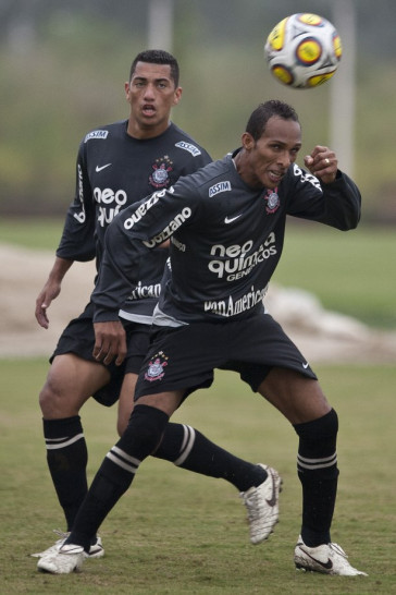 Liedson e Ralf, atras, durante o treino do Corinthians esta tarde no CT Joaquim Grava, Parque Ecol�gico do Tiete. O time se prepara para o jogo contra o Linense, s�bado, dia 05/03, no est�dio Gilberto Lopes, em Lins/SP, pela 11� rodada do Campeonato Paulista 2011