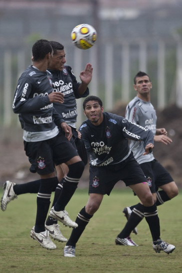 Liedson; Ralf; Wallace e Leandro Cast�n durante o treino do Corinthians esta tarde no CT Joaquim Grava, Parque Ecol�gico do Tiete. O time se prepara para o jogo contra o Linense, s�bado, dia 05/03, no est�dio Gilberto Lopes, em Lins/SP, pela 11� rodada do Campeonato Paulista 2011