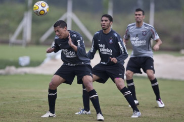 Ralf; Wallace e Leandro Cast�n durante o treino do Corinthians esta tarde no CT Joaquim Grava, Parque Ecol�gico do Tiete. O time se prepara para o jogo contra o Linense, s�bado, dia 05/03, no est�dio Gilberto Lopes, em Lins/SP, pela 11� rodada do Campeonato Paulista 2011