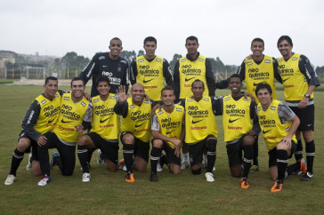 Time posado que ganhou o rach�o durante o treino do Corinthians esta tarde no CT Joaquim Grava, Parque Ecol�gico do Tiete. O time se prepara para o jogo contra o Linense, s�bado, dia 05/03, no est�dio Gilberto Lopes, em Lins/SP, pela 11� rodada do Campeonato Paulista 2011