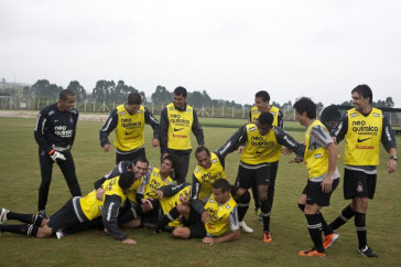 Time posado que ganhou o rach�o durante o treino do Corinthians esta tarde no CT Joaquim Grava, Parque Ecol�gico do Tiete. O time se prepara para o jogo contra o Linense, s�bado, dia 05/03, no est�dio Gilberto Lopes, em Lins/SP, pela 11� rodada do Campeonato Paulista 2011