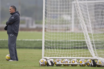 Tite durante o treino do Corinthians esta tarde no CT Joaquim Grava, Parque Ecol�gico do Tiete. O time se prepara para o jogo contra o Linense, s�bado, dia 05/03, no est�dio Gilberto Lopes, em Lins/SP, pela 11� rodada do Campeonato Paulista 2011