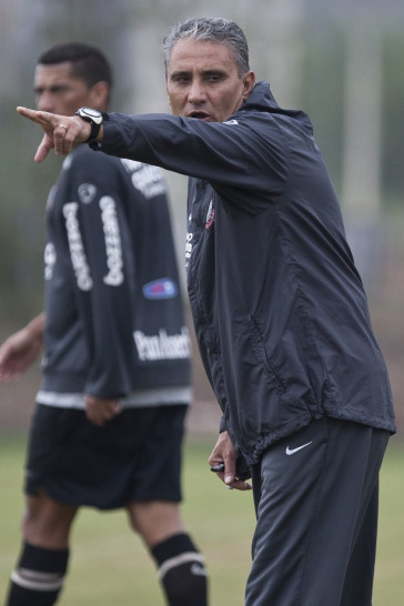 Tite durante o treino do Corinthians esta tarde no CT Joaquim Grava, Parque Ecol�gico do Tiete. O time se prepara para o jogo contra o Linense, s�bado, dia 05/03, no est�dio Gilberto Lopes, em Lins/SP, pela 11� rodada do Campeonato Paulista 2011