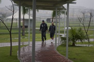 Tite e seu auxiliar Geraldo Delamore durante o treino do Corinthians esta tarde no CT Joaquim Grava, Parque Ecol�gico do Tiete. O time se prepara para o jogo contra o Linense, s�bado, dia 05/03, no est�dio Gilberto Lopes, em Lins/SP, pela 11� rodada do Campeonato Paulista 2011