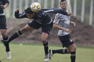 Wallace e Leandro Cast�n durante o treino do Corinthians esta tarde no CT Joaquim Grava, Parque Ecol�gico do Tiete. O time se prepara para o jogo contra o Linense, s�bado, dia 05/03, no est�dio Gilberto Lopes, em Lins/SP, pela 11� rodada do Campeonato Paulista 2011