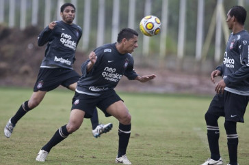 Wallace; Ralf e Liedson durante o treino do Corinthians esta tarde no CT Joaquim Grava, Parque Ecol�gico do Tiete. O time se prepara para o jogo contra o Linense, s�bado, dia 05/03, no est�dio Gilberto Lopes, em Lins/SP, pela 11� rodada do Campeonato Paulista 2011