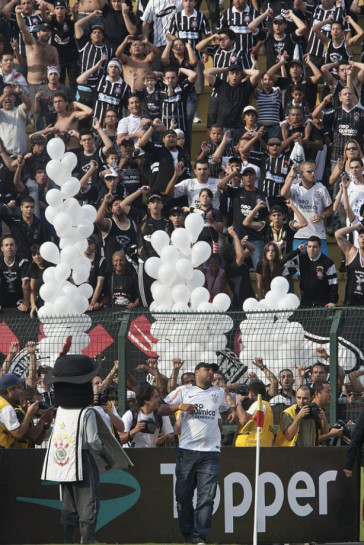 Adriano apresentado a torcida durante a partida entre Corinthians x S�o Caetano, realizada esta tarde no est�dio do Pacaembu, pela 18� rodada do Campeonato Paulista 2011