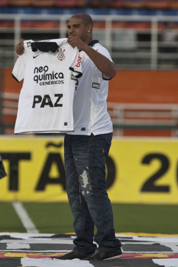 Adriano apresentado a torcida durante a partida entre Corinthians x S�o Caetano, realizada esta tarde no est�dio do Pacaembu, pela 18� rodada do Campeonato Paulista 2011