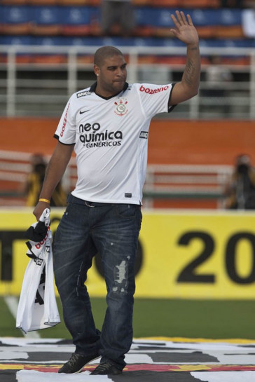 Adriano apresentado a torcida durante a partida entre Corinthians x S�o Caetano, realizada esta tarde no est�dio do Pacaembu, pela 18� rodada do Campeonato Paulista 2011