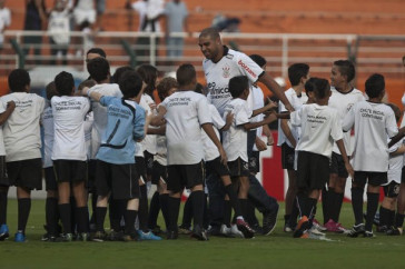 Adriano apresentado a torcida durante a partida entre Corinthians x S�o Caetano, realizada esta tarde no est�dio do Pacaembu, pela 18� rodada do Campeonato Paulista 2011