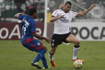 Ant�nio Flavio e Leandro Cast�n durante a partida entre Corinthians x S�o Caetano, realizada esta tarde no est�dio do Pacaembu, pela 18� rodada do Campeonato Paulista 2011