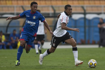 Ant�nio Flavio e Luis Ramirez durante a partida entre Corinthians x S�o Caetano, realizada esta tarde no est�dio do Pacaembu, pela 18� rodada do Campeonato Paulista 2011